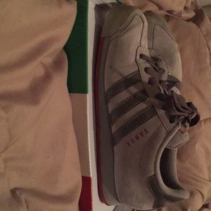 Size 8 women’s gray and fuchsia adidas Samoa.